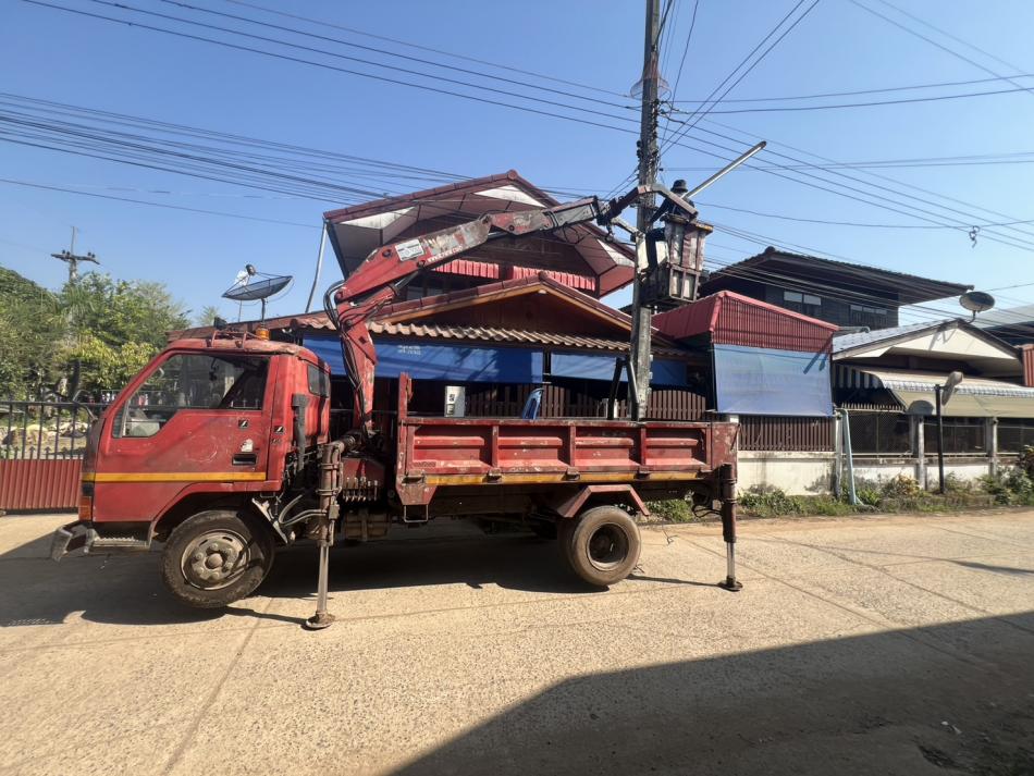  อบต.วังบาล ออกให้บริการสาธารณะซ่อมแซมไฟส่องสว่างหมู่ที่ 2 