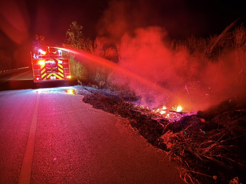  อบต.วังบาล ลงพื้นที่ระงับเหตุไฟไหม้พุ่มไม้ข้างถนนรอยต่อหมู่ที่ 12-13