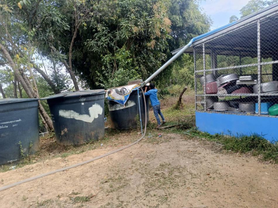 เจ้าหน้าที่ศูนย์ประสานงานบ้านทับเบิก ออกให้บริการสาธารณะส่งน้ำอุปโภคให้แก่ โรงเรียนบ้านทับเบิกร่วมใจ