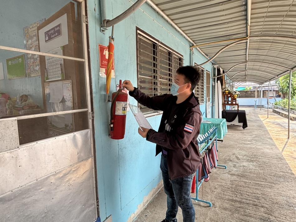 อบต.วังบาล ดำเนินการตรวจเช็คสภาพถังดับเพลิง ศูนย์พัฒนาเด็กเล็ก อบต.วังบาล