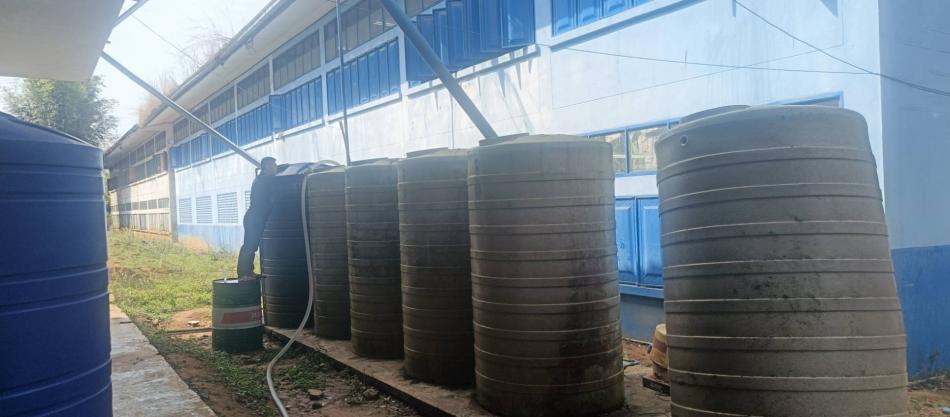 เจ้าหน้าที่ศูนย์ประสานงานบ้านทับเบิก ออกให้บริการสาธารณะส่งน้ำอุปโภคให้แก่ โรงเรียนบ้านทับเบิกร่วมใจ