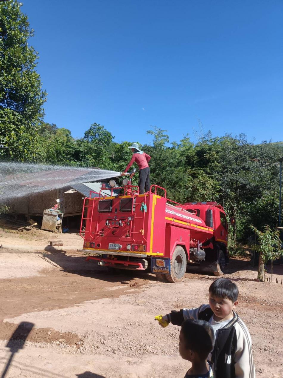 เจ้าหน้าที่ศูนย์ประสานงานบ้านทับเบิกรดน้ำถนน ลดฝุ่นละอองเพื่อความปลอดภัยของประชาชน วันที่ 29 พฤศจิกายน พ.ศ. 2568