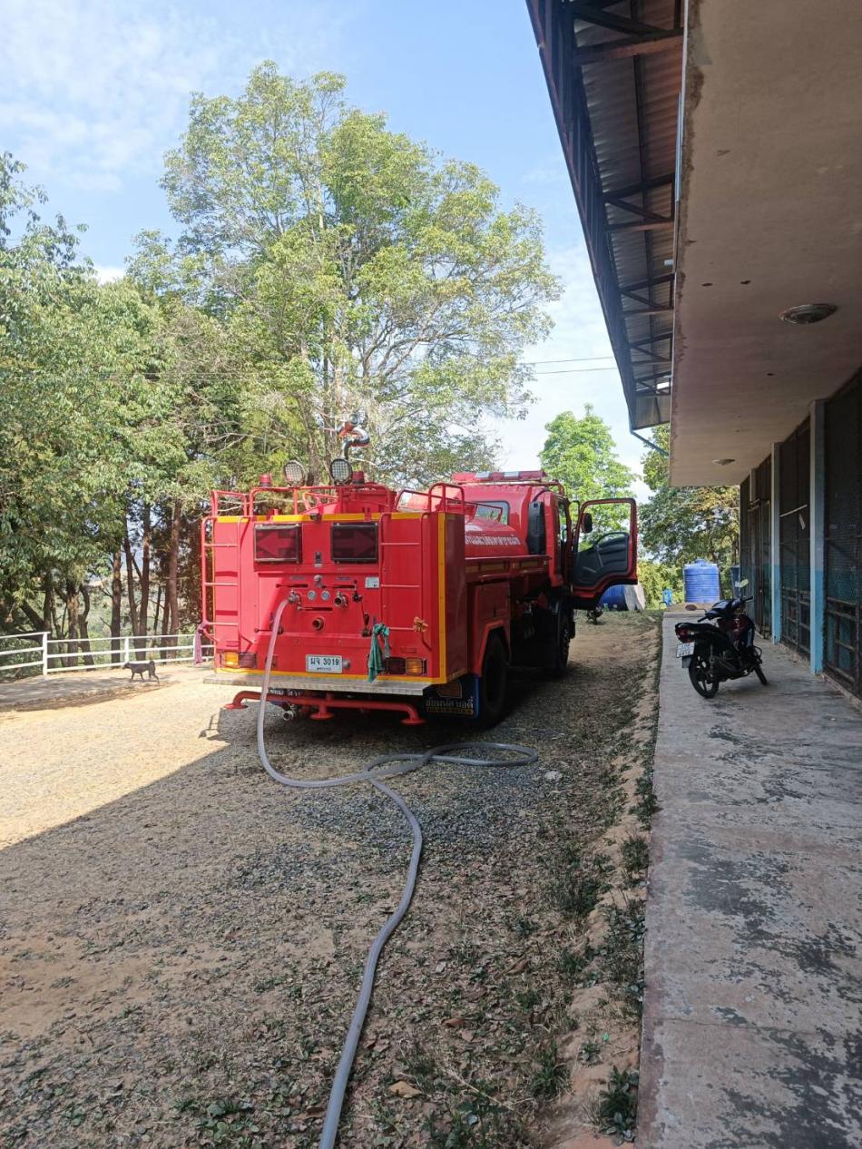 เจ้าหน้าที่ศูนย์ประสานงานบ้านทับเบิก ออกให้บริการสาธารณะส่งน้ำอุปโภคให้แก่ โรงเรียนบ้านทับเบิกร่วมใจ