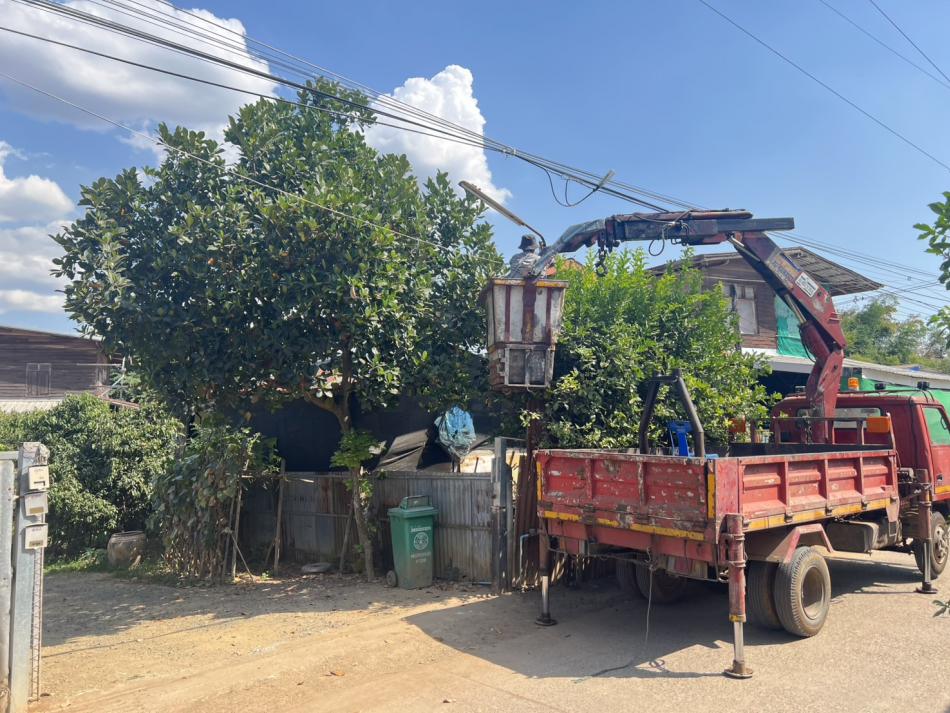 อบต.วังบาล ออกให้บริการสาธารณะแก้ไขไฟฟ้าหมู่ที่ 5