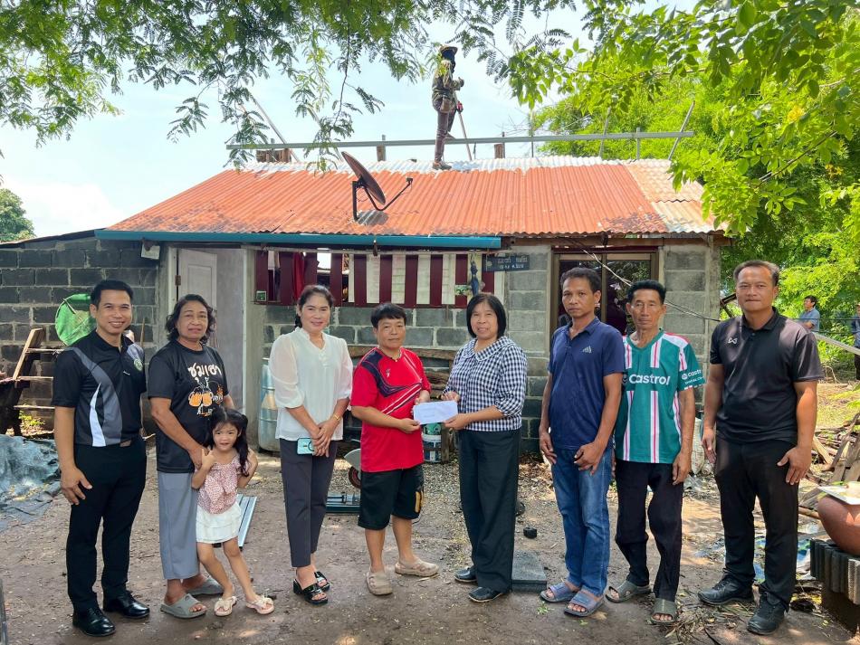 อบต.วังบาล มอบเงินช่วยเหลือโดยฉับพลันแก่ผู้ประสบสาธารณภัย กรณีเหตุวาตภัย หมู่ที่ 4