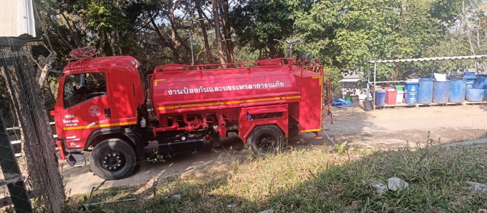 เจ้าหน้าที่ศูนย์ประสานงานบ้านทับเบิก ออกให้บริการสาธารณะส่งน้ำอุปโภคให้แก่ โรงเรียนบ้านทับเบิกร่วมใจ