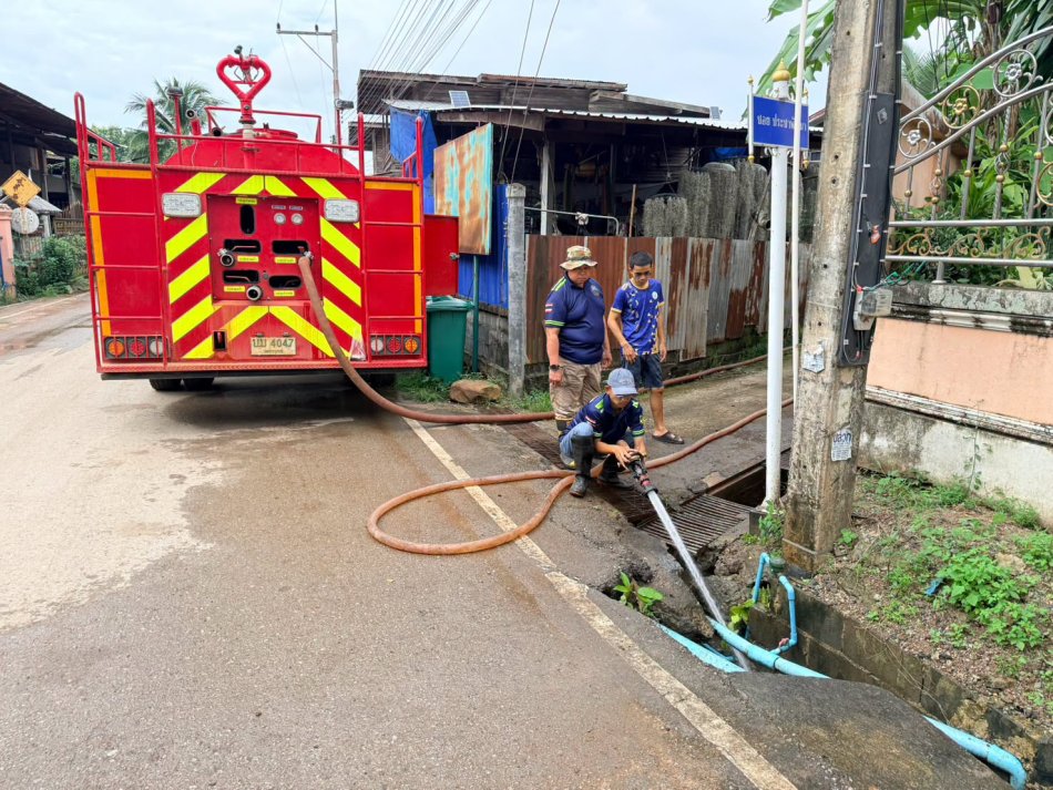อบต.วังบาล ดำเนินการทำความสะอาดรางระบายน้ำ หมู่ที่ 3 บ้านนาทราย